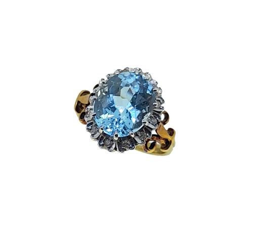 Lot 126 - A late 20th century aquamarine and diamond cluster ring