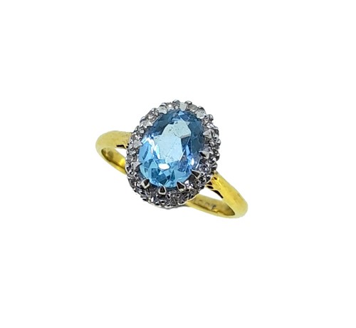 Lot 129 - An aquamarine and diamond cluster ring