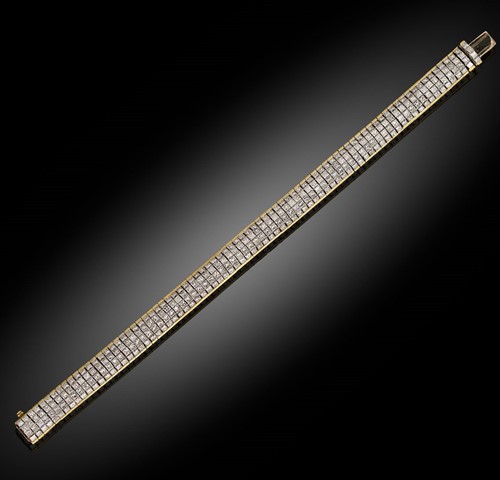 Lot 236 - A modern diamond bracelet
