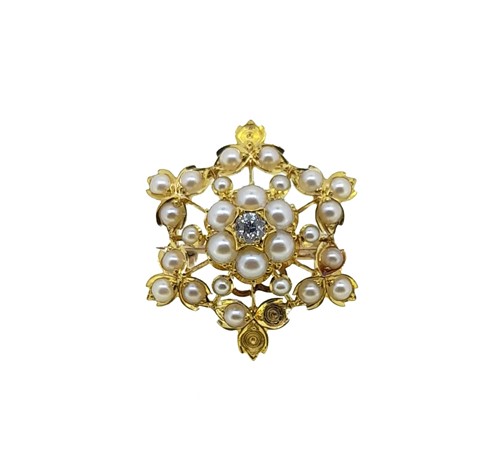 Lot 147 - A split pearl and diamond brooch
