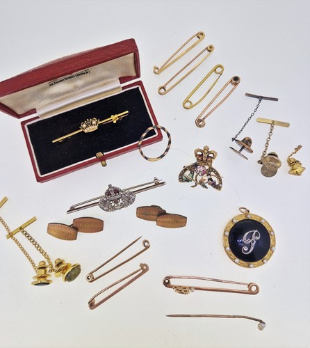 Lot 182 - A jewellery box containing a sweetheart brooch,...
