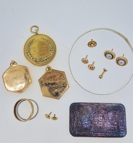 Lot 173 - Two hallmarked 18ct gold wedding bands,...