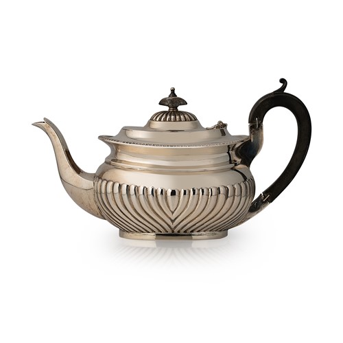 Lot 514 - A George V silver teapot