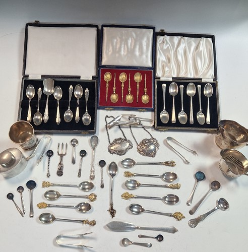 Lot 206 - A collection of silverware including flatware,...
