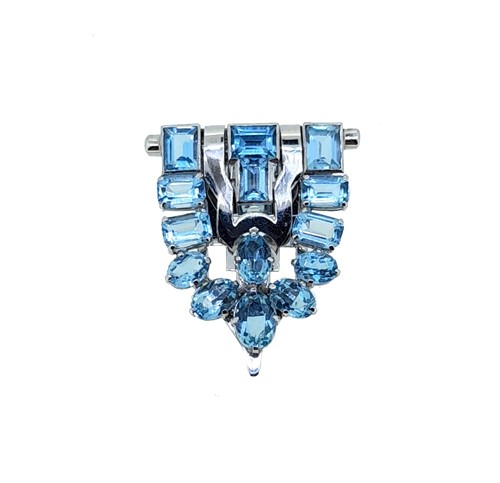 Lot 119 - An aquamarine clip brooch