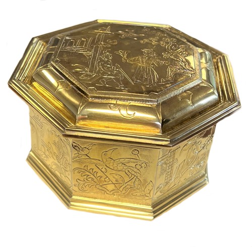 Lot 432 - An early 20th century vermeil powder box