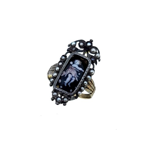 Lot 74 - A Georgian cupid ring