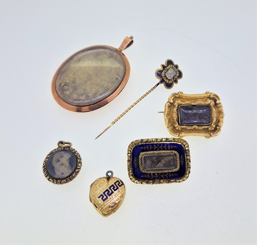 Lot 175 - A group of memorial jewels, to include a...
