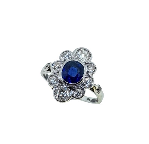 Lot 210 - An early 20th century sapphire and diamond cluster ring