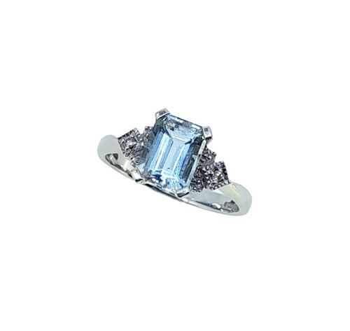 Lot 120 - An 18ct gold aquamarine and diamond ring