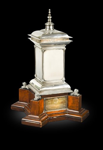 Lot 526 - A George V silver standing salt and cover