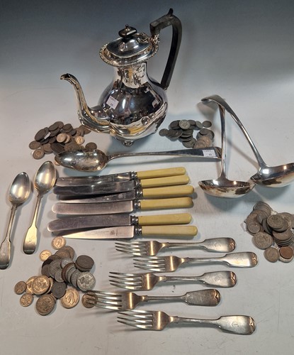 Lot 202 - A quantity of silverplated ware including a...