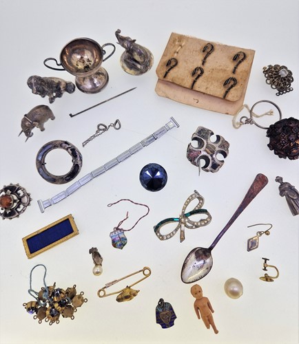 Lot 178 - A collection of assorted costume jewellery and...