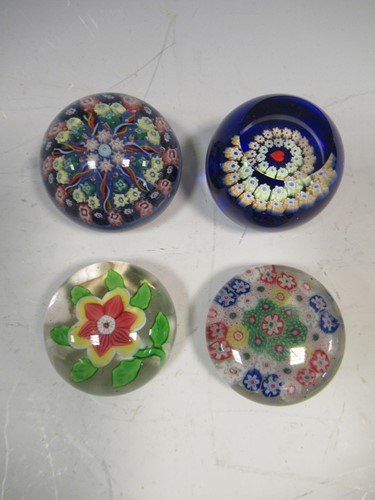 Lot 84 - A Baccarat flower head small paperweight, 19th...