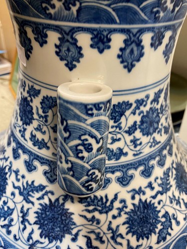 Lot 7 - A Chinese large blue and white porcelain 'arrow' vase