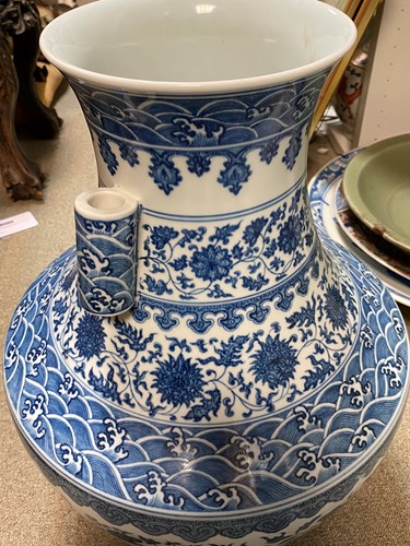 Lot 7 - A Chinese large blue and white porcelain 'arrow' vase