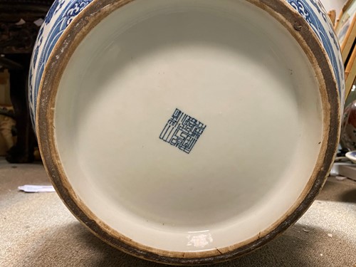 Lot 7 - A Chinese large blue and white porcelain 'arrow' vase