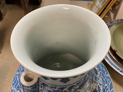 Lot 7 - A Chinese large blue and white porcelain 'arrow' vase