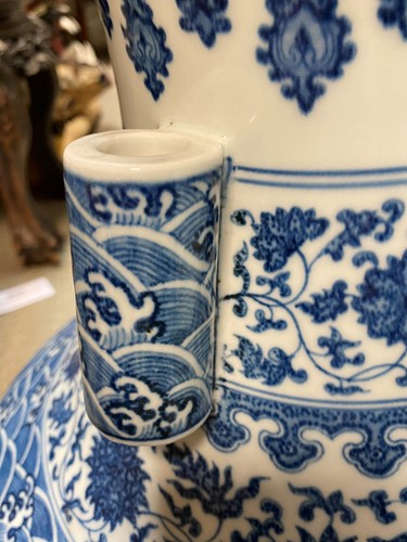 Lot 7 - A Chinese large blue and white porcelain 'arrow' vase