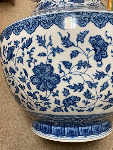 Lot 7 - A Chinese large blue and white porcelain 'arrow' vase