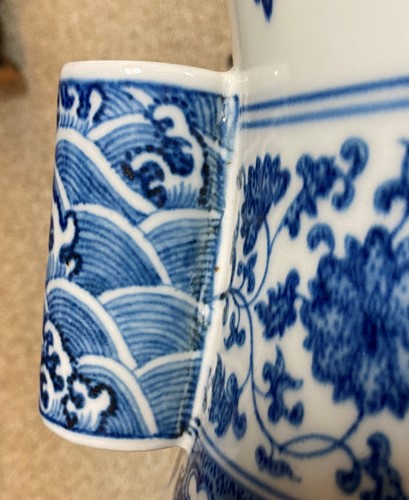 Lot 7 - A Chinese large blue and white porcelain 'arrow' vase