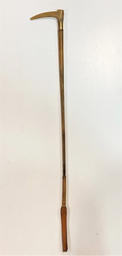 Lot 66 - An 18-carat gold mounted rhinoceros horn riding crop