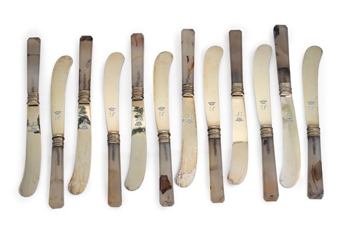 Lot 559 - A set of 12 Victorian silver gilt bladed fruit knives with hardstone handles