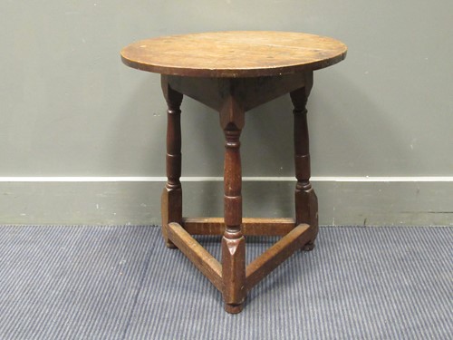 Lot 434 - An oak cricket table, 20th century...