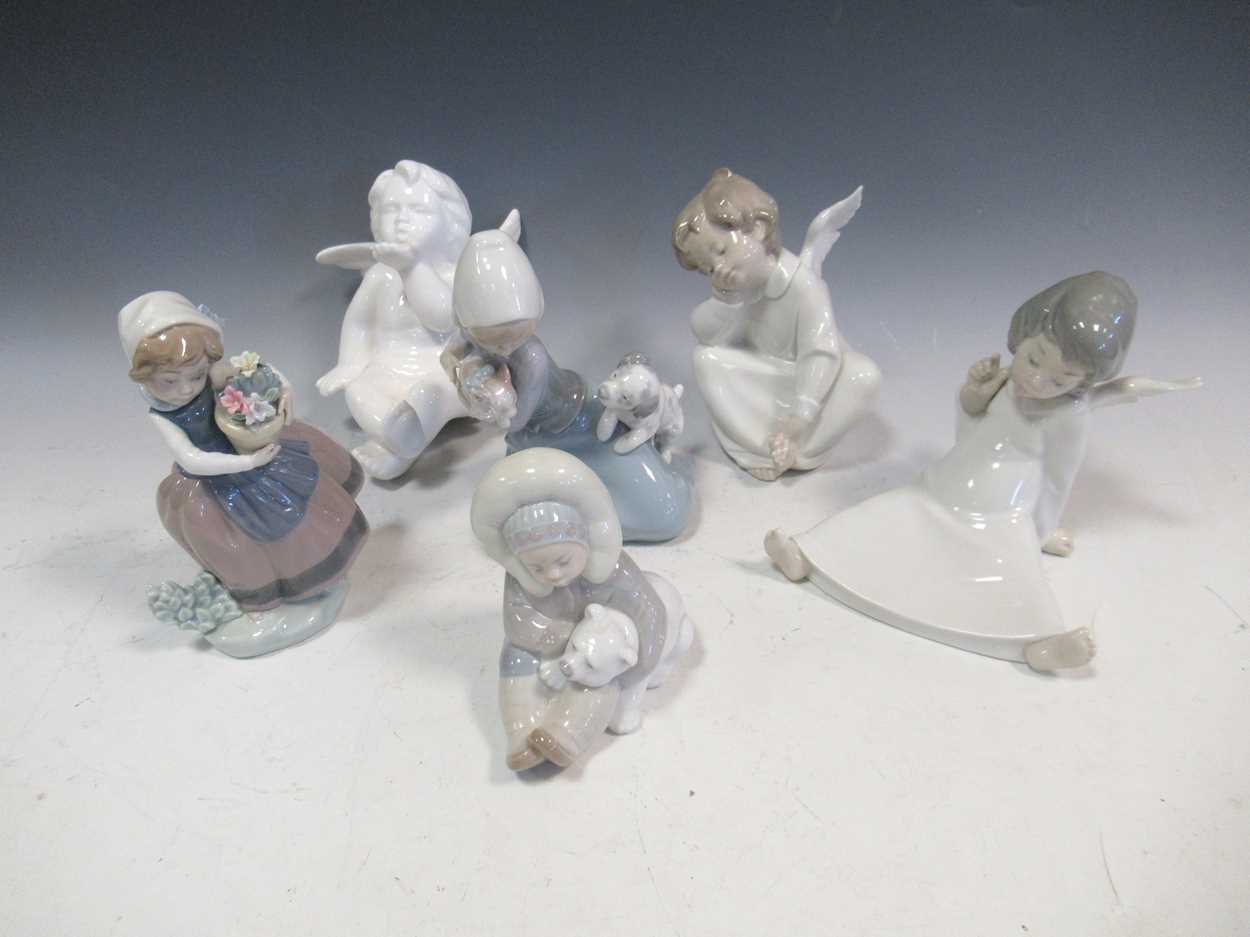 Lot 22 - A collection of Lladro figures to include an...