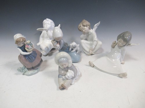 Lot 22 - A collection of Lladro figures to include an...