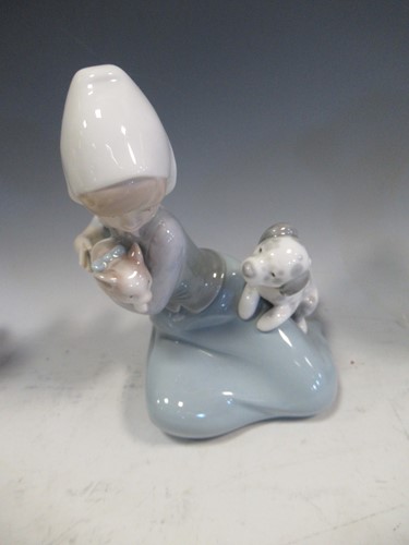 Lot 22 - A collection of Lladro figures to include an...
