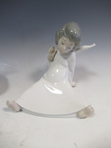 Lot 22 - A collection of Lladro figures to include an...