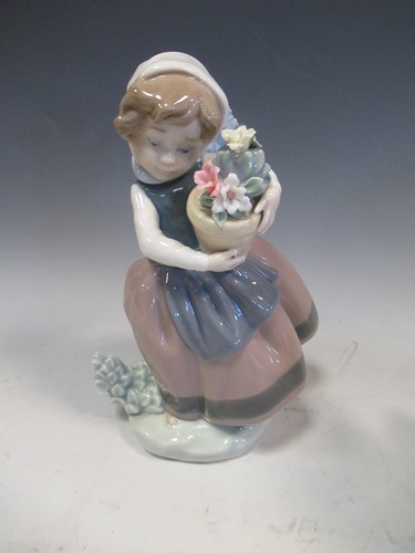Lot 22 - A collection of Lladro figures to include an...