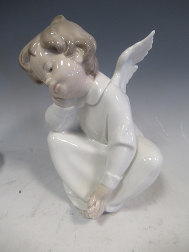Lot 22 - A collection of Lladro figures to include an...