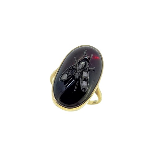 Lot 64 - A Victorian garnet insect ring