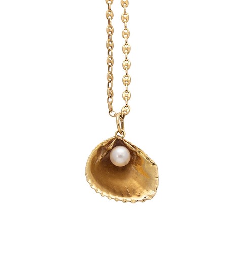 Lot 150 - A modern cultured pearl pendant and chain