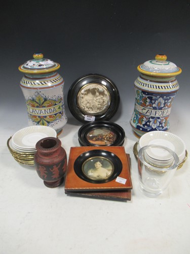 Lot 122 - Two 20th century Deruta jars and cover...