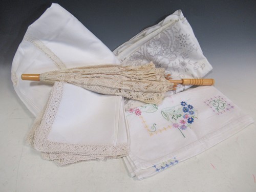 Lot 81 - A collection of linen and lace work, including...