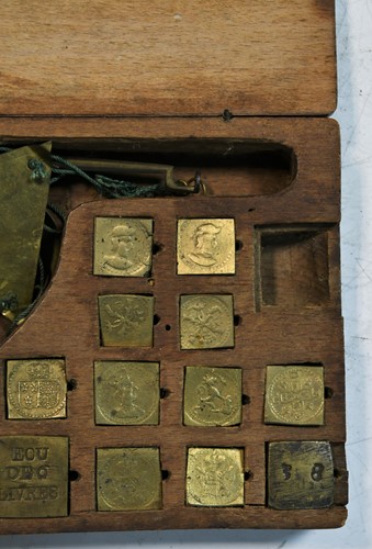Lot 419 - A Dutch 'money-changers' coin scale and weights by Joannes Franciscus Wolschot, dated 1751
