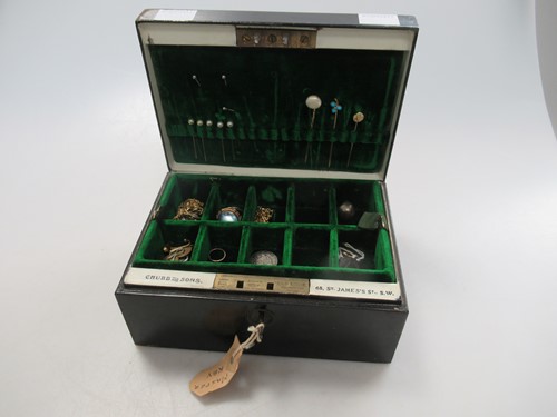 Lot 184 - A Chubb and Sons jewellery box containing two...