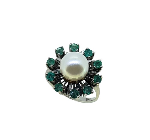 Lot 86 - A pearl and emerald ring