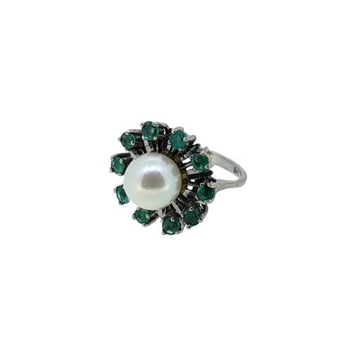 Lot 86 - A pearl and emerald ring