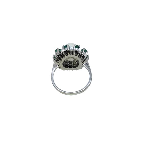 Lot 86 - A pearl and emerald ring