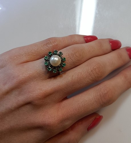 Lot 86 - A pearl and emerald ring