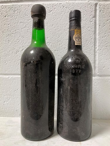 Lot 1262 - Warre's Vintage Port 1970, 1 bottle and 1977,...