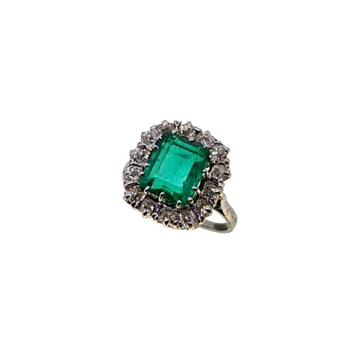 Lot 238 - An emerald and diamond cluster ring