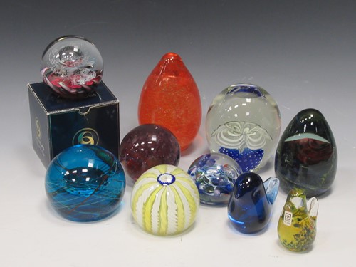 Lot 28 - Collection of glass paperweights, Siddy...