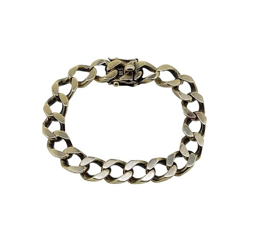 Lot 98 - A curb bracelet