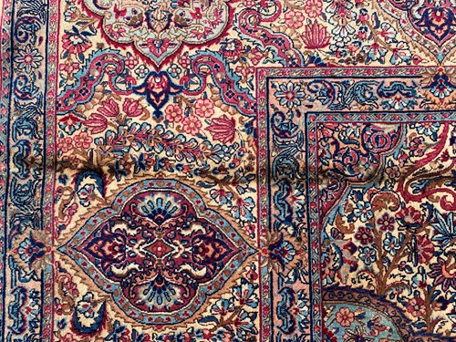 Lot 462 - A fine Kirman carpet
