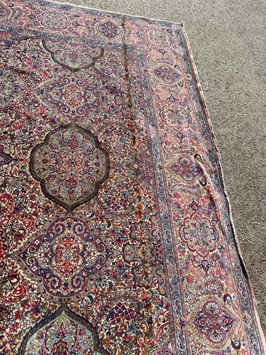 Lot 462 - A fine Kirman carpet